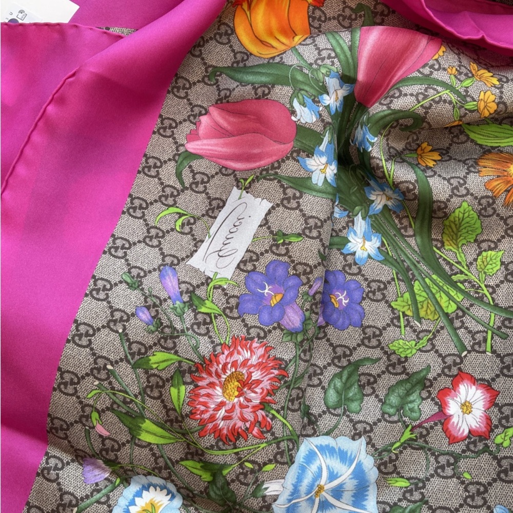 Silk Gucci scarf in pink/brown (Length 90cm-35.5"
Width 90cm-35.5")